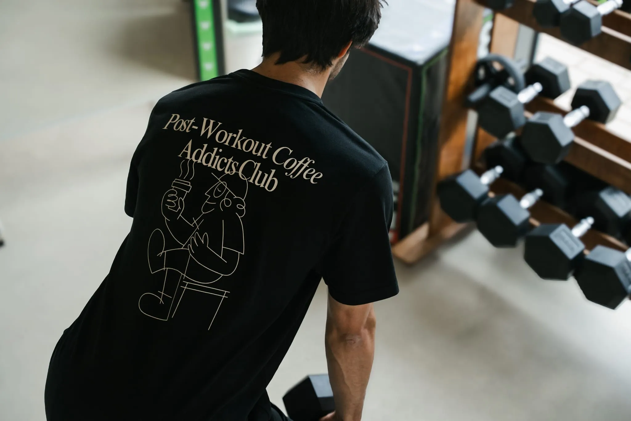 Zbliżenie na nadruk na plecach T-shirtu podczas treningu przy hantlach
