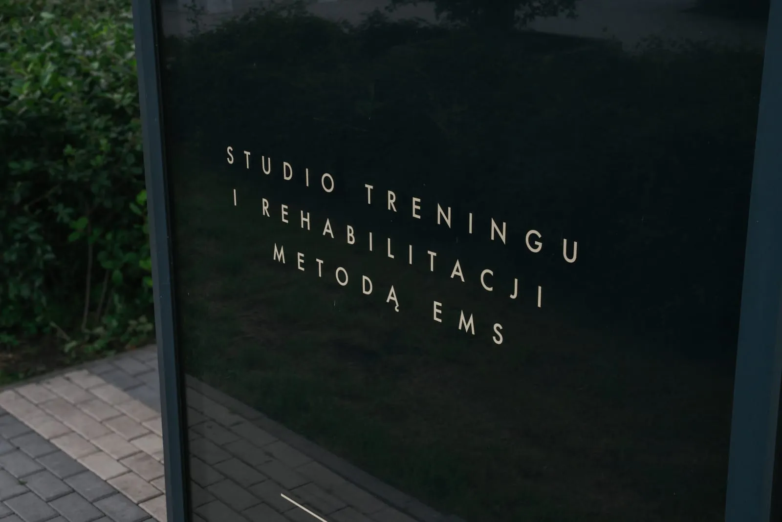 The WorkItEMS shopfront with the sign “Studio treningu i rehabilitacji metodą EMS”
